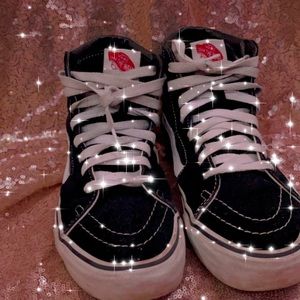 High top old school class black and white vans